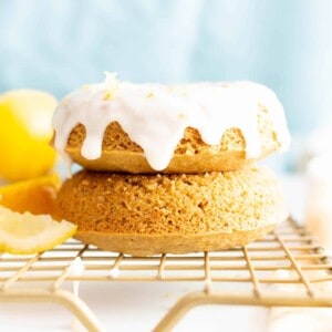 Vegan Soft Baked Lemon Donuts with Lemon Glaze (GF): this vegan gluten free donuts recipe yields soft and fluffy donuts with easy homemade lemon glaze! Healthy Doughnuts, Dairy-Free, Refined Sugar-Free. #Vegan #Donuts #Lemon #GlutenFree #DairyFree | Recipe at BeamingBaker.com