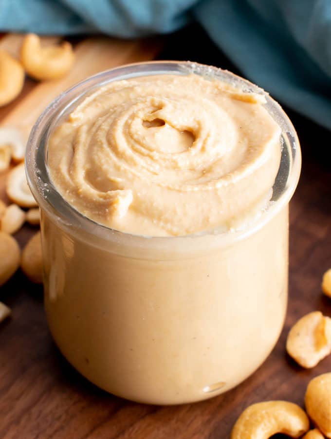 Homemade Cashew Butter: learn how to make cashew butter with just 1 ingredient and a few minutes! Step-by-step tutorial with clear, detailed pics to follow along. #CashewButter #CashewNutButter #Homemade #Cashews | Recipe at BeamingBaker.com