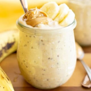 Easy Peanut Butter Banana Overnight Oats Recipe (Vegan): a quick recipe for vegan overnight oats with banana & peanut butter! Healthy, gluten free & delicious. #OvernightOats #PeanutButter #Banana #Vegan | Recipe at BeamingBaker.com