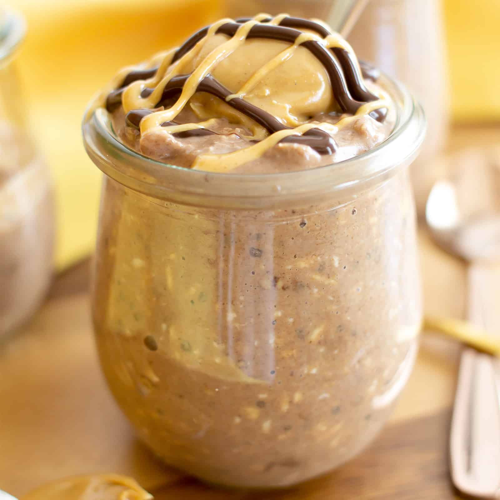 Chocolate Peanut Butter Overnight Oats: this easy vegan overnight oats recipe is gluten free & healthy! The best overnight oats (vegan)—tastes like chocolate PB cups. Made with simple, whole ingredients. Refined Sugar-Free, GF, Dairy-Free. #OvernightOats #Chocolate #PeanutButter #GlutenFree | Recipe at BeamingBaker.com