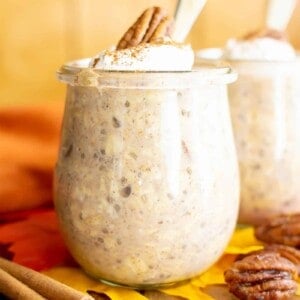 Pecan Pie Vegan Overnight Oats Recipe: this healthy vegan overnight oatmeal recipe is creamy, indulgent & tastes like pecan pie! Quick ‘n easy, made with whole ingredients, Gluten Free, Dairy-Free. #OvernightOats #Vegan #Healthy #Breakfast #GlutenFree | Recipe at BeamingBaker.com