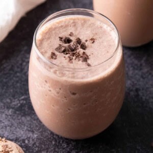 Chocolate Vegan Protein Shake Recipe (V, GF): all you need are 5 minutes & 3 ingredients to make the EASIEST & best vegan protein shake recipe—delicious, healthy & protein-rich! 22g of protein per serving. Low Sugar, Gluten Free. #Vegan #Protein #Shake #Recipe | Recipe at BeamingBaker.com