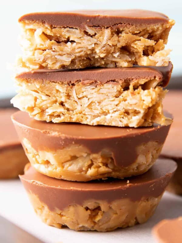 No Bake Chocolate Peanut Butter Oatmeal Cups (GF): an easy, 4 ingredient recipe for chocolate PB oatmeal cups! A delicious on-the-go snack that’s packed with healthy ingredients & protein-rich YUM. #PeanutButter #NoBake #Chocolate #Oatmeal | Recipe at BeamingBaker.com