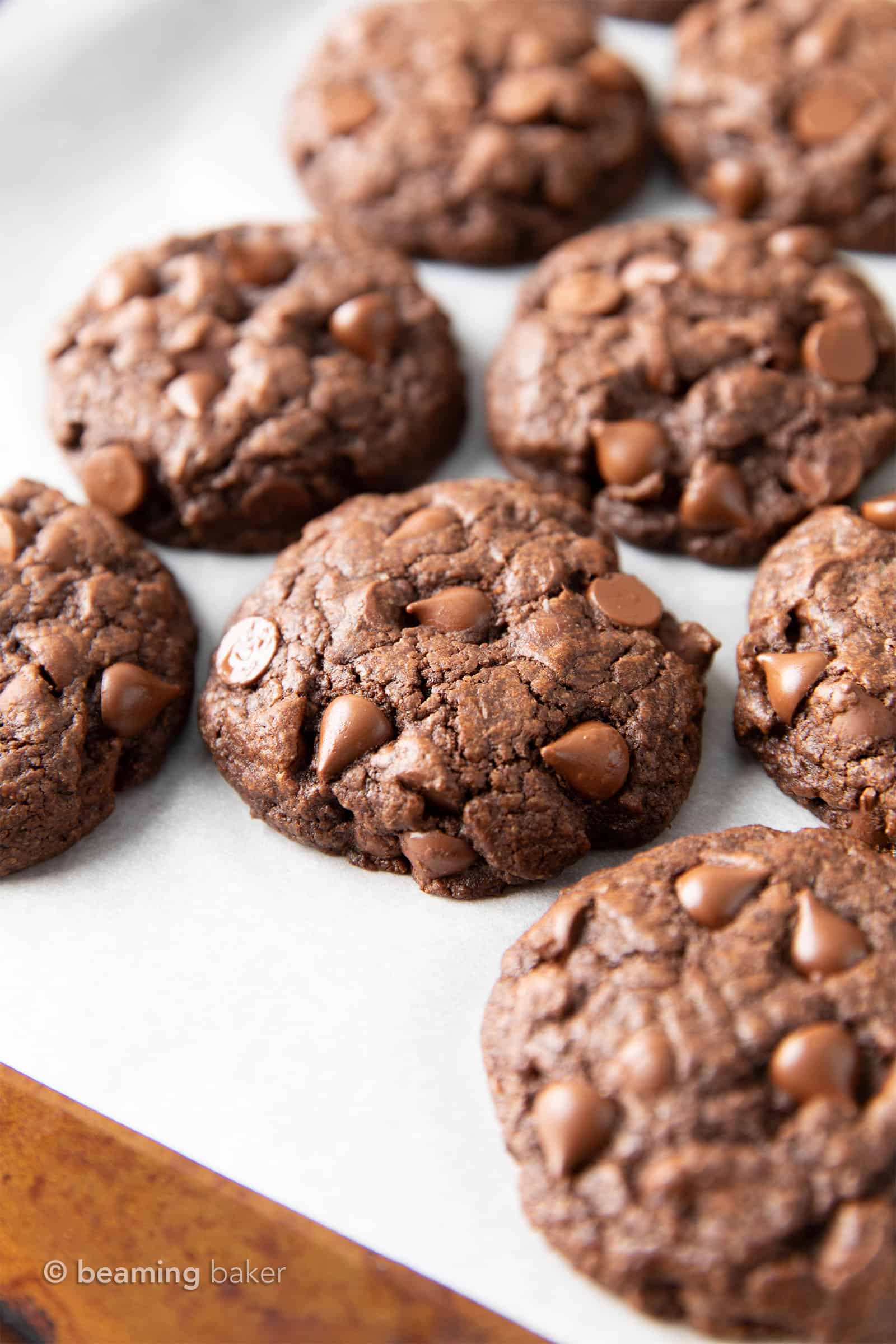 Gluten Free Chocolate Cookies: chewy & moist gluten free brownie cookies with a crispy exterior and LOTS of chocolate packed in! The BEST gluten free chocolate brownie cookie recipe EVER. #Brownies #GlutenFree #Cookies #Vegan | Recipe at BeamingBaker.com