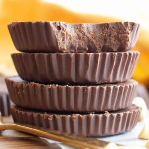 Keto Chocolate Peanut Butter Fudge Cups: this 5 Minute chocolate peanut butter fudge recipe is so easy! Just 2 ingredients for yummy cups of creamy, rich Low Carb fudge! #Keto #LowCarb #Vegan #Fudge #PeanutButter | Recipe at BeamingBaker.com