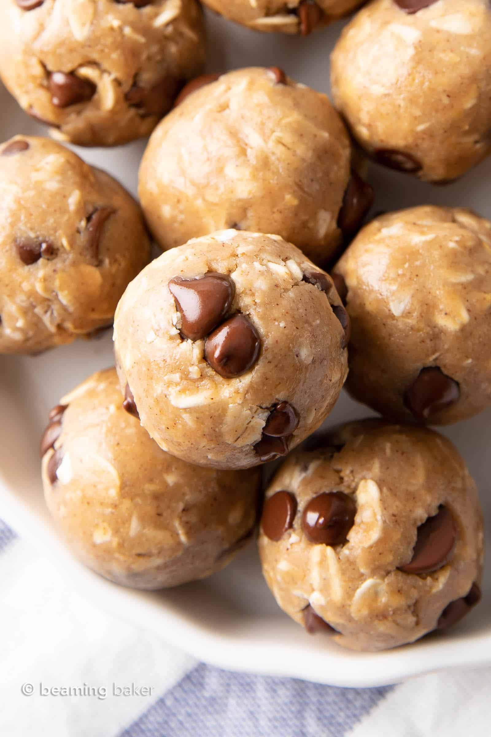 Oatmeal Cookie Energy Balls Recipe: a 5 ingredient recipe for healthy oatmeal energy balls packed with nutrients! Easy to make, Vegan, Gluten Free, Refined Sugar-Free. #EnergyBalls #Vegan #GlutenFree #Healthy | Recipe at BeamingBaker.com