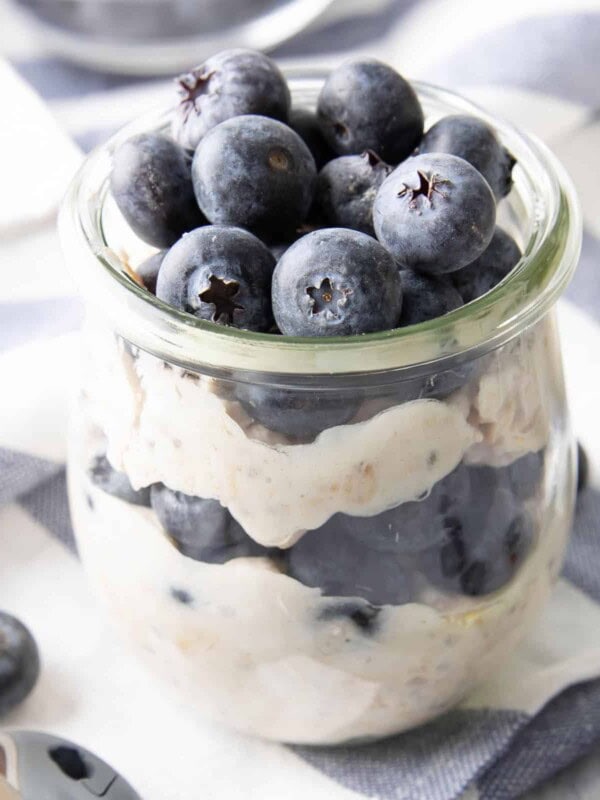 Healthy Overnight Oats with Almond Milk and Blueberries: learn how to make overnight oats with almond milk! Quick & easy almond milk breakfast in a jar—the best overnight oats with almond milk. #OvernightOats #AlmondMilk #Breakfast #Healthy | Recipe at BeamingBaker.com