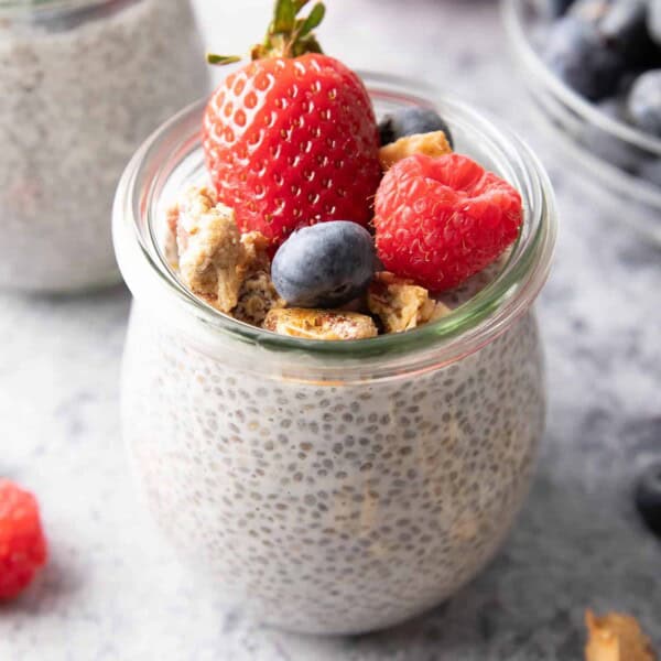 Keto Chia Pudding: this delicious & creamy keto chia pudding recipe needs only 4 ingredients! Just 4 net carbs per serving. Low Carb. #Keto #LowCarb #ChiaPudding #KetoDesserts #ChiaSeeds | Recipe at BeamingBaker.com