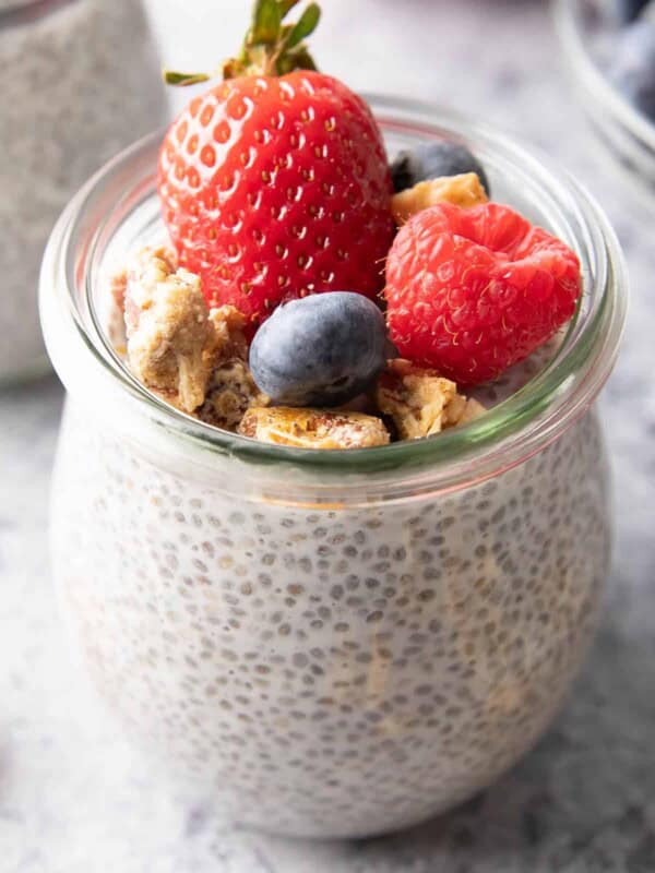 Keto Chia Pudding: this delicious & creamy keto chia pudding recipe needs only 4 ingredients! Just 4 net carbs per serving. Low Carb. #Keto #LowCarb #ChiaPudding #KetoDesserts #ChiaSeeds | Recipe at BeamingBaker.com