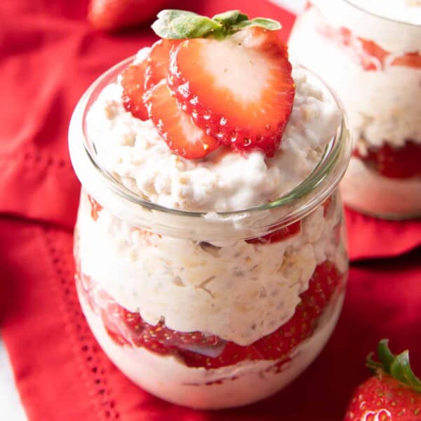 Strawberry Overnight Oats Recipe (Vegan): make easy vegan overnight oats that are thick & creamy! Simple ingredients for an easy, healthy breakfast! #Vegan #OvernightOats #OvernightOatmeal #Breakfast #Vegan | Recipe at BeamingBaker.com