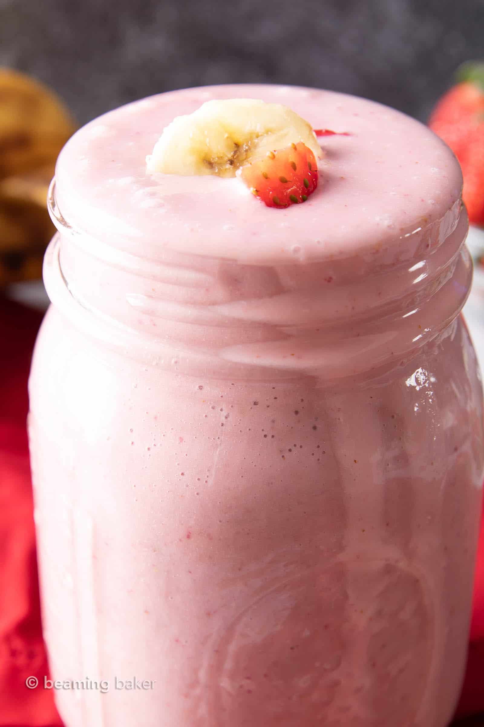 Strawberry Banana Smoothie Recipe: learn how to make a strawberry banana smoothie with 3 ingredients! Smooth, creamy and refreshing! Healthy, Easy to Make, Simple Ingredients. #Strawberry #Smoothie #Banana #Recipe | Recipe at BeamingBaker.com