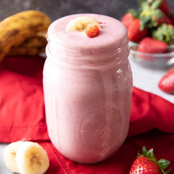 Strawberry Banana Smoothie Recipe: learn how to make a strawberry banana smoothie with 3 ingredients! Smooth, creamy and refreshing! Healthy, Easy to Make, Simple Ingredients. #Strawberry #Smoothie #Banana #Recipe | Recipe at BeamingBaker.com