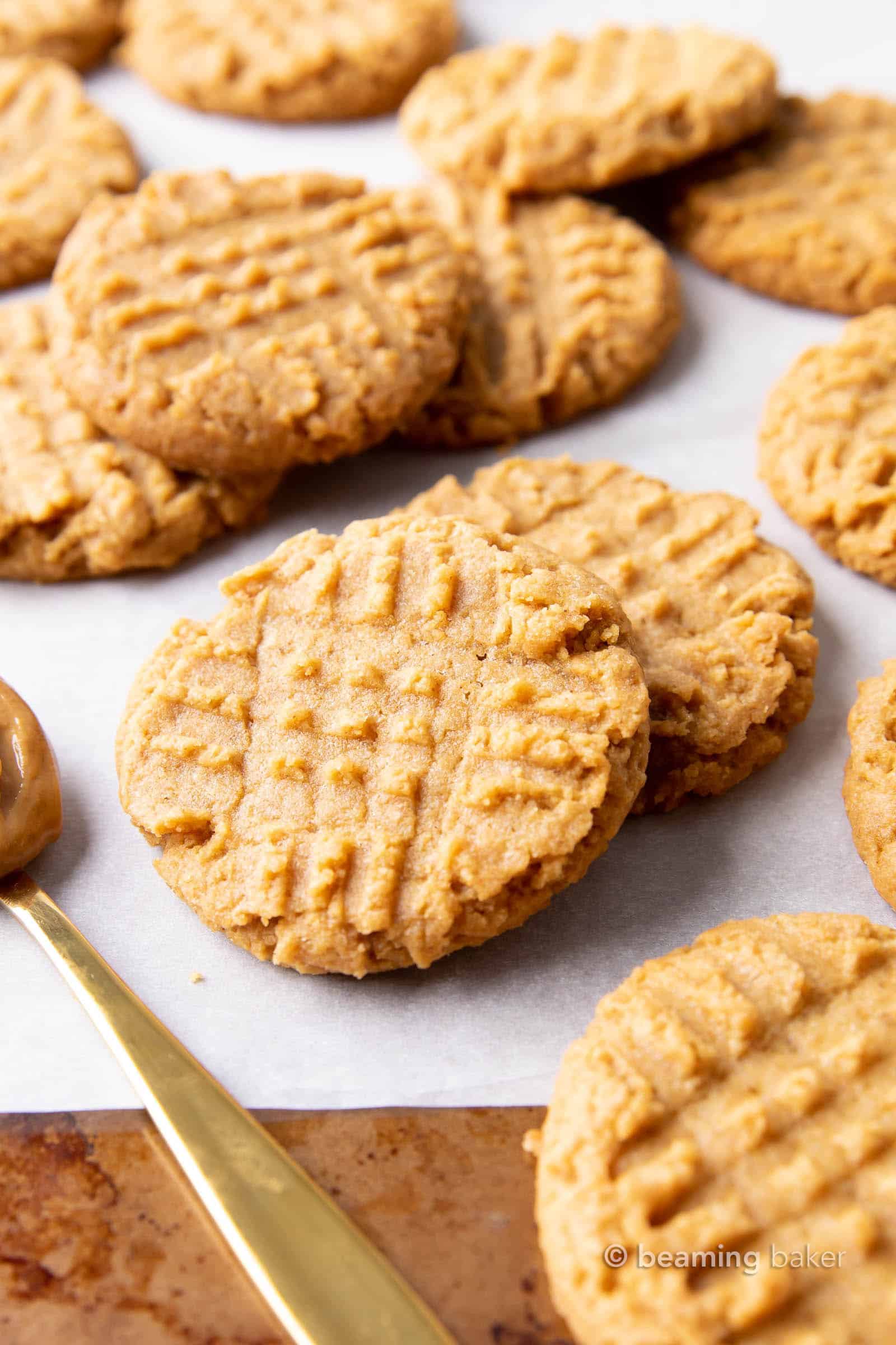 Best Vegan Christmas Cookies: a festive collection of amazing vegan Christmas cookies perfect for the holidays! #Christmas #ChristmasCookies #VeganCookies | Recipes at BeamingBaker.com