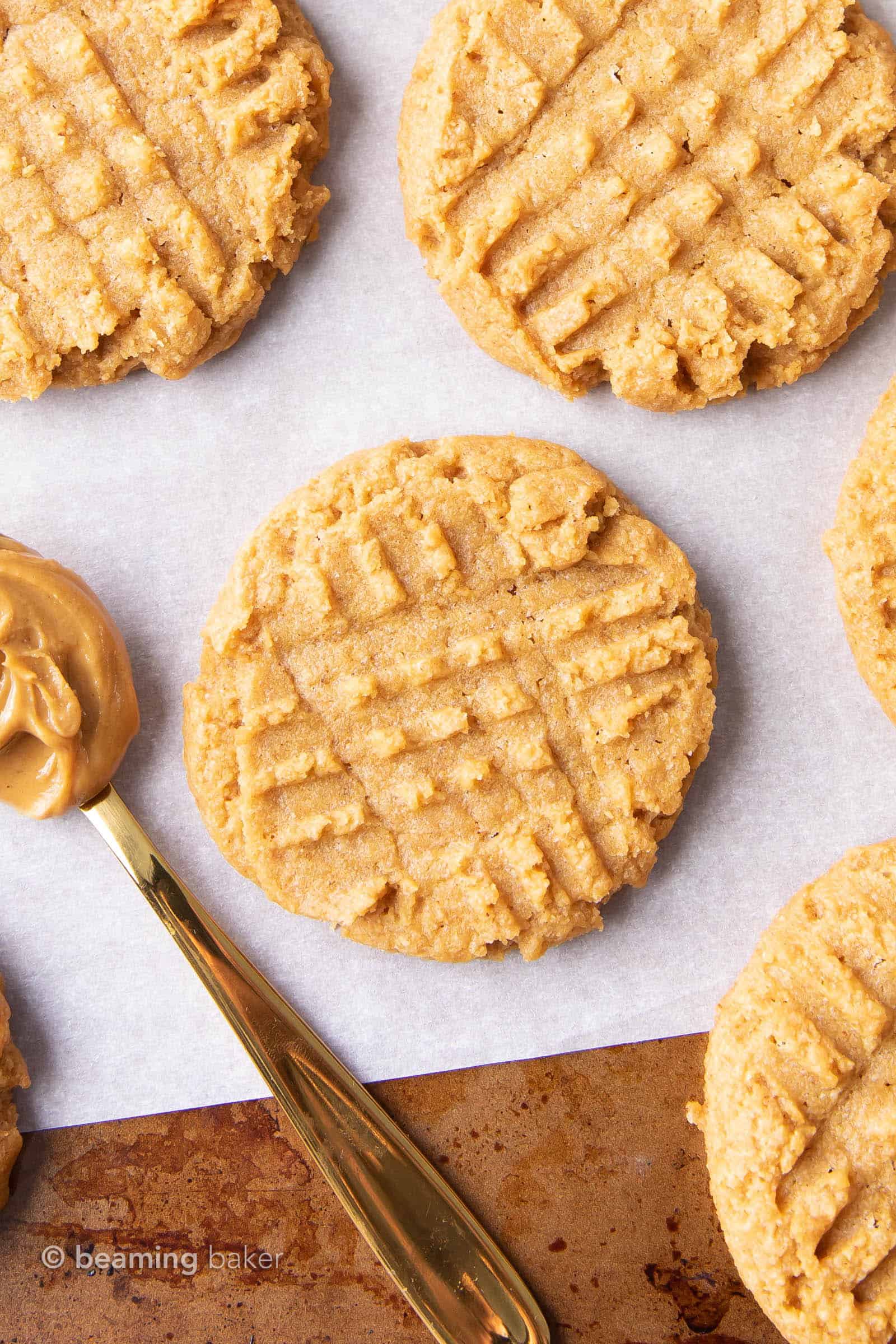 Keto Peanut Butter Cookies: this low carb peanut butter cookies recipe is made with only 4 ingredients. The best peanut butter keto cookies—only 2 net carbs and keto-friendly. #Keto #KetoCookies #PeanutButter #LowCarb | Recipe at BeamingBaker.com