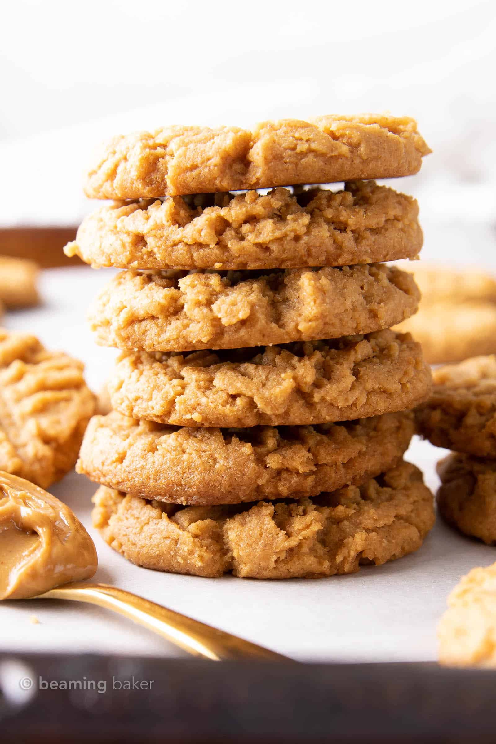 Keto Peanut Butter Cookies: this low carb peanut butter cookies recipe is made with only 4 ingredients. The best peanut butter keto cookies—only 2 net carbs and keto-friendly. #Keto #KetoCookies #PeanutButter #LowCarb | Recipe at BeamingBaker.com