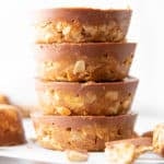 Chocolate Almond Butter Oatmeal Cups: an easy 4 ingredient recipe for no bake oatmeal cups with almond butter & chocolate topping! A quick & easy healthy snack that’s delicious! #Chocolate #AlmondButter #Snacks #Oatmeal | Recipe at BeamingBaker.com
