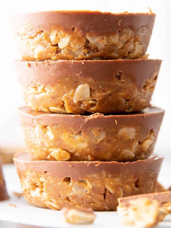 Chocolate Almond Butter Oatmeal Cups: an easy 4 ingredient recipe for no bake oatmeal cups with almond butter & chocolate topping! A quick & easy healthy snack that’s delicious! #Chocolate #AlmondButter #Snacks #Oatmeal | Recipe at BeamingBaker.com