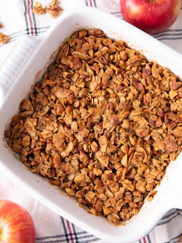 Healthy Apple Crisp: this healthy easy apple crisp recipe yields delicious crisp topping and warm apple filling for a guilt-free dessert made with healthy ingredients! #Healthy #Apple #Crisp | Recipe at BeamingBaker.com