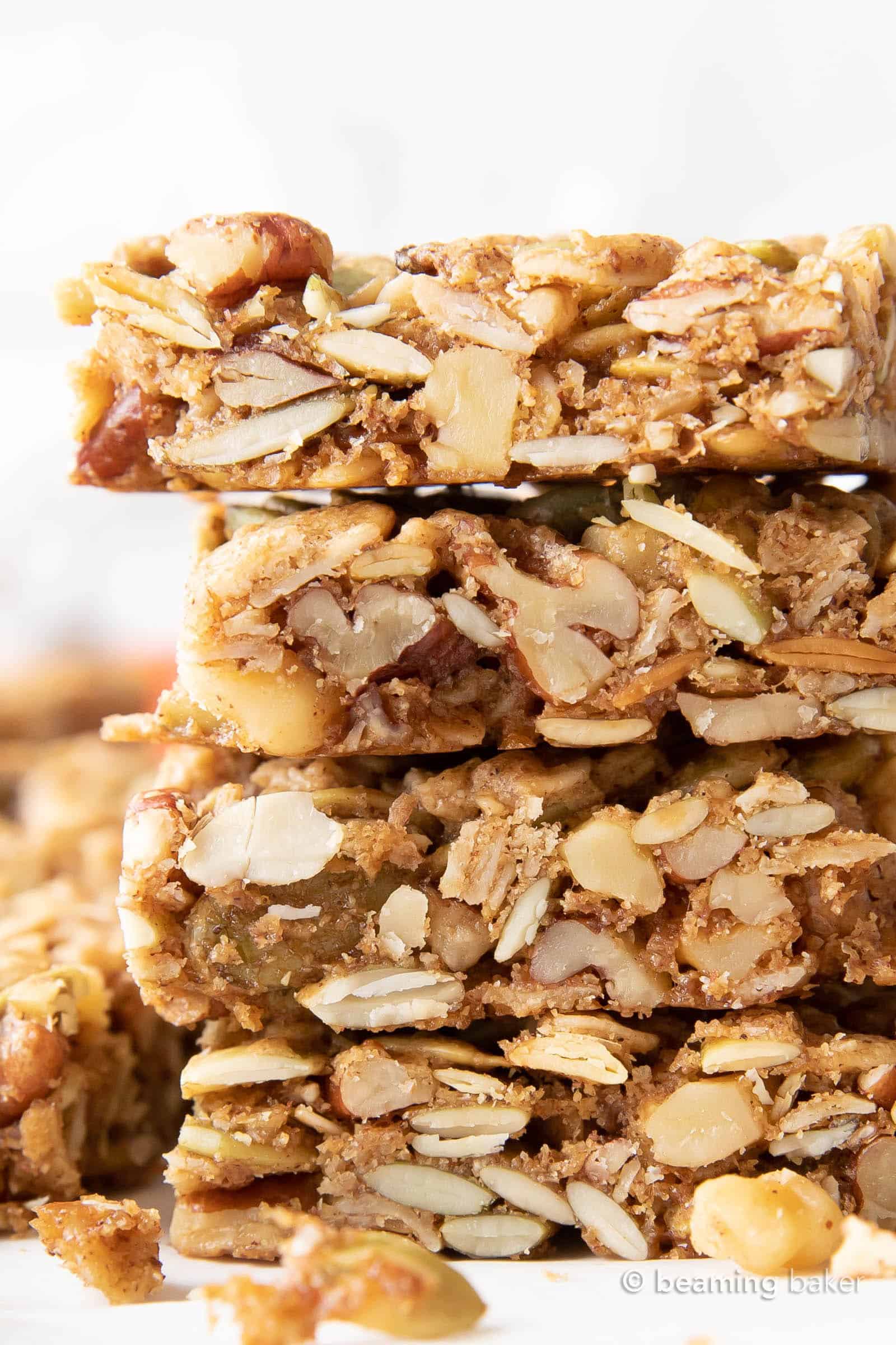 Pumpkin Spice Granola Bars: learn how to make healthy granola bars with a fall-inspired twist! Pumpkin seeds, pumpkin spice and everything nice & healthy in these homemade granola bars. #Pumpkin #Healthy #GranolaBars #PumpkinSpice | Recipe at BeamingBaker.com