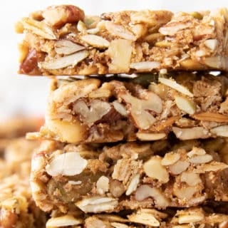 Pumpkin Spice Granola Bars: learn how to make healthy granola bars with a fall-inspired twist! Pumpkin seeds, pumpkin spice and everything nice & healthy in these homemade granola bars. #Pumpkin #Healthy #GranolaBars #PumpkinSpice | Recipe at BeamingBaker.com