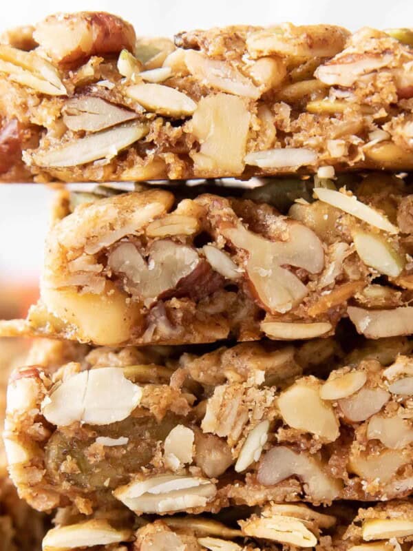 Pumpkin Spice Granola Bars: learn how to make healthy granola bars with a fall-inspired twist! Pumpkin seeds, pumpkin spice and everything nice & healthy in these homemade granola bars. #Pumpkin #Healthy #GranolaBars #PumpkinSpice | Recipe at BeamingBaker.com