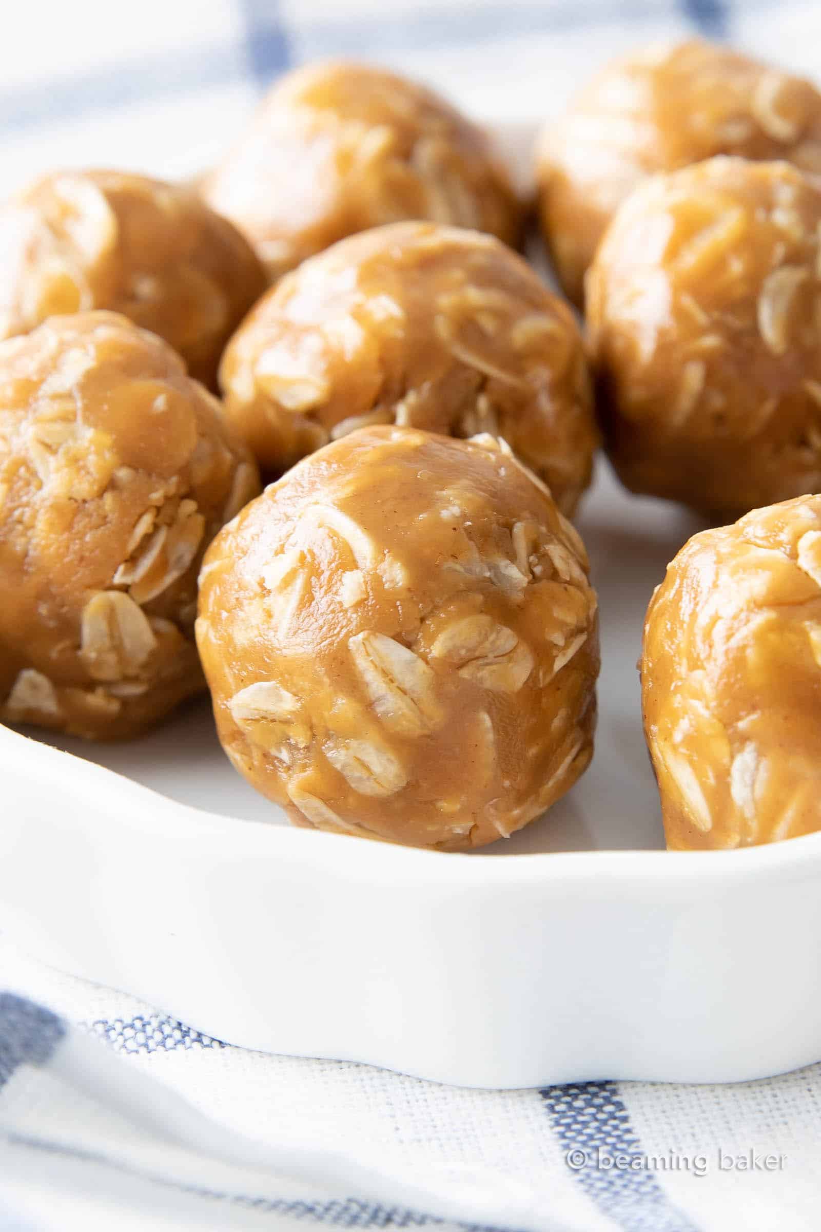 3 Ingredient Peanut Butter Oatmeal Balls: this easy recipe for no bake peanut butter oatmeal balls yields soft & satisfying oatmeal balls bursting with peanut butter flavor! #NoBake #3Ingredient #PeanutButter #Oatmeal | Recipe at BeamingBaker.com