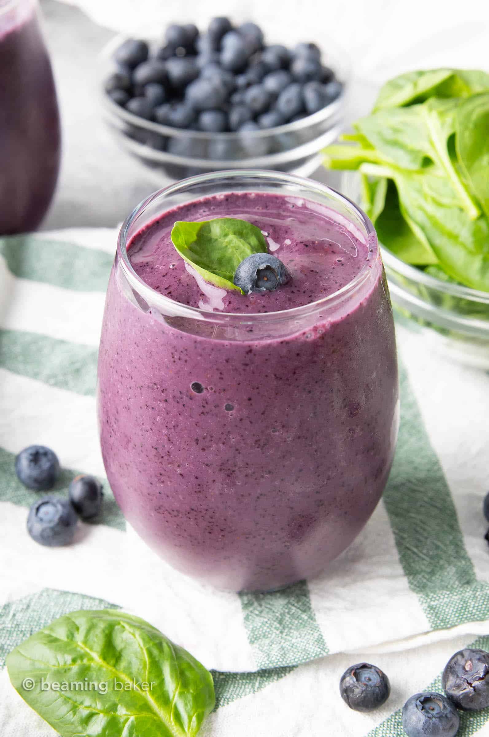 Blueberry Spinach Smoothie: an easy 4 ingredient recipe for a refreshing, healthy blueberry spinach smoothie packed with antioxidants. Ready in minutes. #Blueberry #Spinach #Smoothie #Healthy | Recipe at BeamingBaker.com