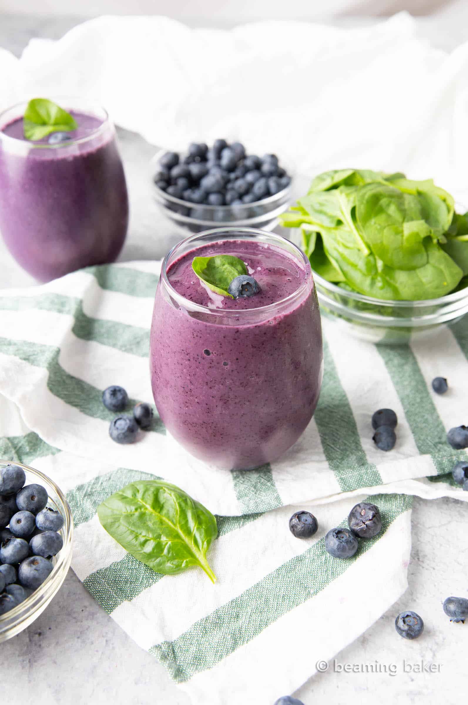 Blueberry Spinach Smoothie: an easy 4 ingredient recipe for a refreshing, healthy blueberry spinach smoothie packed with antioxidants. Ready in minutes. #Blueberry #Spinach #Smoothie #Healthy | Recipe at BeamingBaker.com