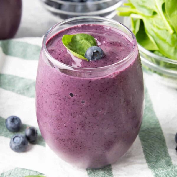 Blueberry Spinach Smoothie: an easy 4 ingredient recipe for a refreshing, healthy blueberry spinach smoothie packed with antioxidants. Ready in minutes. #Blueberry #Spinach #Smoothie #Healthy | Recipe at BeamingBaker.com