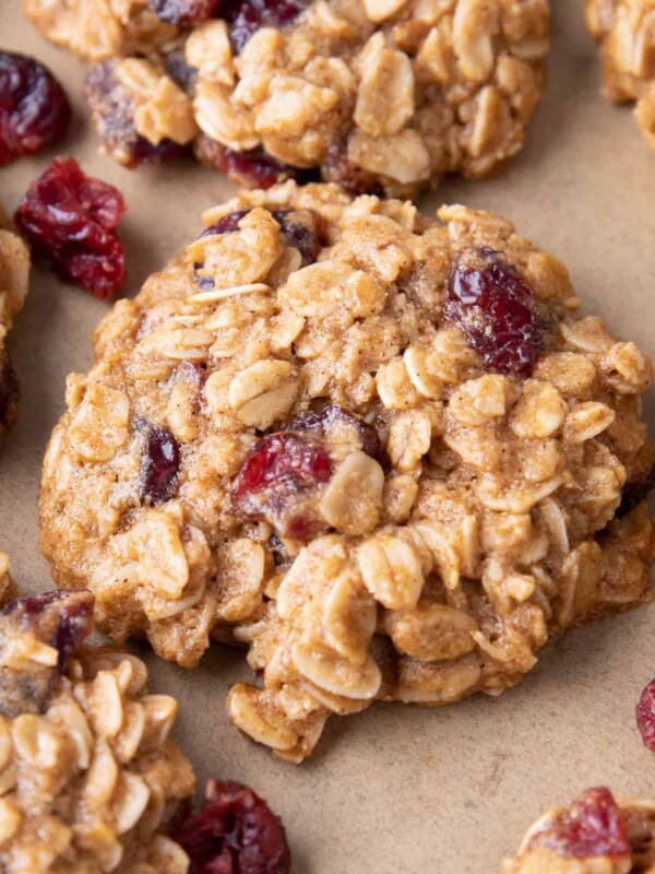 Healthy Oatmeal Cranberry Cookies: warm, cozy spices with chewy oats and sweet ‘n tart cranberries in the best vegan oatmeal cranberry cookies recipe! #Vegan #Healthy #Oatmeal #Cranberry #Cookies | Recipe at BeamingBaker.com