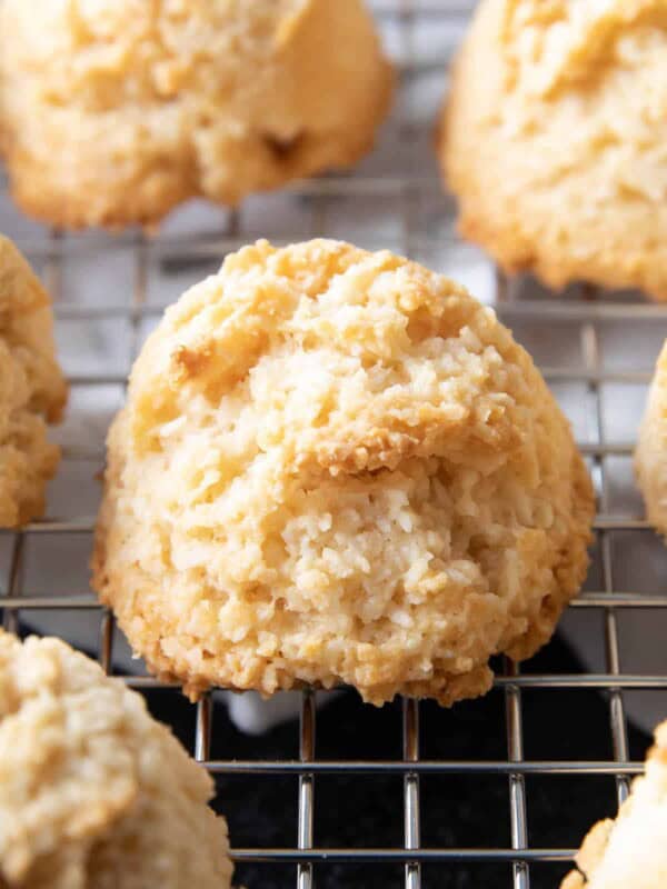 Keto Coconut Macaroons Recipe: this 4 ingredient keto macaroons recipe is gluten free & easy to make! The best Low Carb coconut macaroons—chewy & moist inside, crispy golden exterior. #Keto #LowCarb #GlutenFree #Coconut #Macaroons | Recipe at BeamingBaker.com