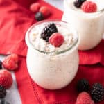 Vanilla Overnight Oats: a simple ‘n easy vegan overnight oats recipe made with just a few ingredients and ready in minutes! Creamy, satisfying and delicious. Vegan. #OvernightOats #Vegan #OvernightOatmeal | Recipe at BeamingBaker.com