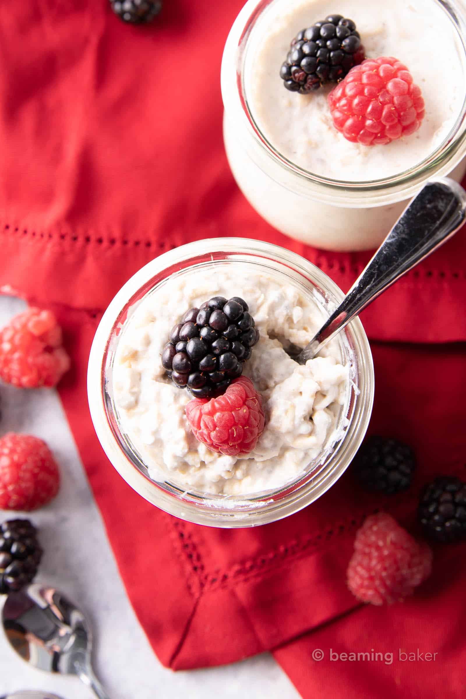 Vanilla Overnight Oats: a simple ‘n easy vegan overnight oats recipe made with just a few ingredients and ready in minutes! Creamy, satisfying and delicious. Vegan. #OvernightOats #Vegan #OvernightOatmeal | Recipe at BeamingBaker.com