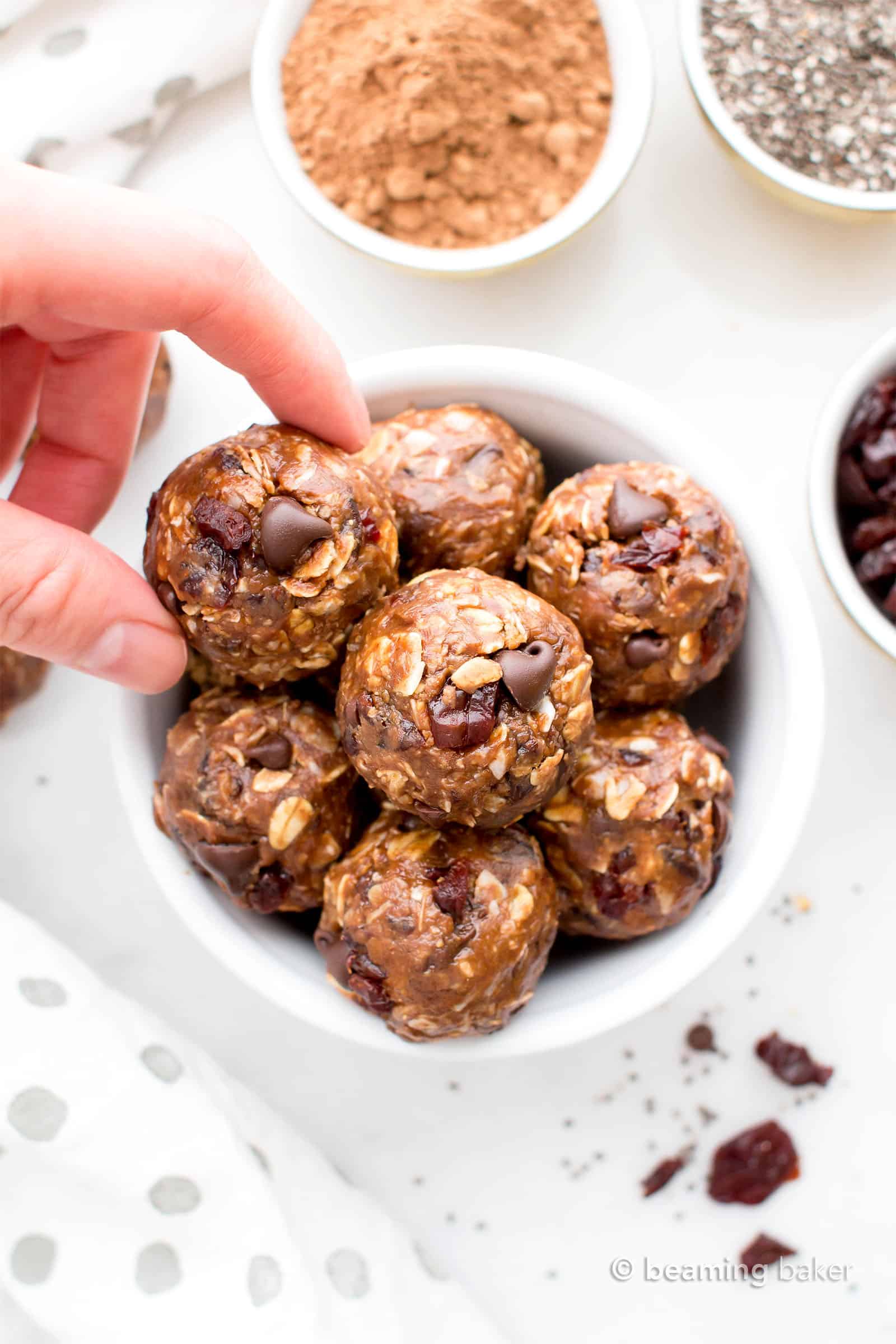 No Bake Energy Bites: a super easy no bake energy bites recipe made with simple, healthy ingredients and bursting with chocolate flavor! #NoBake #EnergyBites #Healthy #EnergyBalls | Recipe at BeamingBaker.com