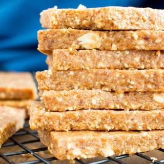 Peanut Butter Energy Bars: this 4 ingredient energy bars recipe is quick ‘n easy and yields the best energy bars that taste like peanut butter cookies! #EnergyBars #PeanutButter #NoBake | Recipe at BeamingBaker.com