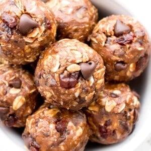 No Bake Energy Bites: a super easy no bake energy bites recipe made with simple, healthy ingredients and bursting with chocolate flavor! #NoBake #EnergyBites #Healthy #EnergyBalls | Recipe at BeamingBaker.com