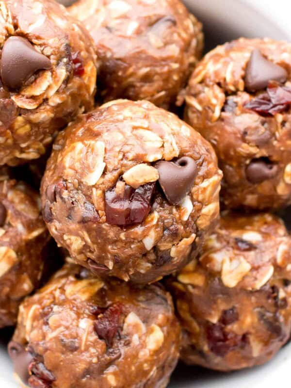 No Bake Energy Bites: a super easy no bake energy bites recipe made with simple, healthy ingredients and bursting with chocolate flavor! #NoBake #EnergyBites #Healthy #EnergyBalls | Recipe at BeamingBaker.com