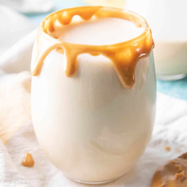 Peanut Butter Protein Shake: this 4 ingredient peanut butter protein shake recipe is ready in minutes! Smooth, creamy and delicious—the best peanut butter protein shake! #PeanutButter #Protein #Shake #ProteinShake | Recipe at BeamingBaker.com