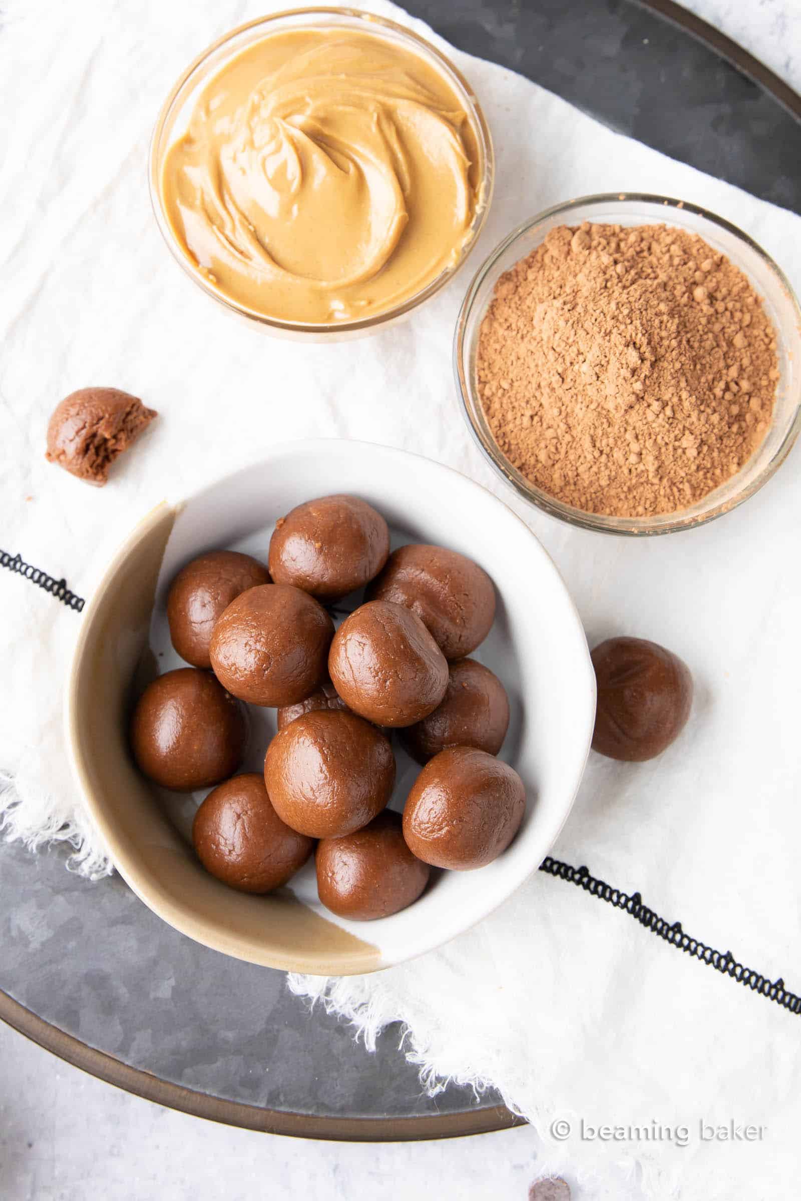 Keto Balls: just 4 ingredients for delicious chocolate keto peanut butter balls. Easy to make, ready in minutes and no bake! #Keto #PeanutButter #KetoBalls #NoBake | Recipe at BeamingBaker.com