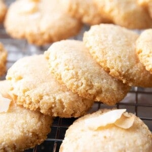 Crunchy Keto Coconut Cookies – 4 ingredient keto coconut cookies that are crunchy & crisp, with delightful coconut flavor. Easy to make, Low Carb! #Keto #KetoCookies #Coconut #LowCarb | Recipe at BeamingBaker.com