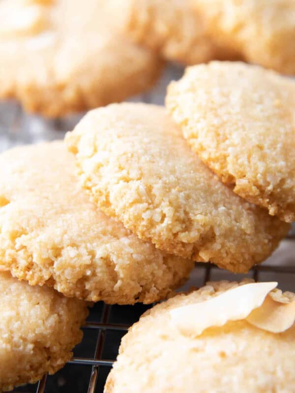 Crunchy Keto Coconut Cookies – 4 ingredient keto coconut cookies that are crunchy & crisp, with delightful coconut flavor. Easy to make, Low Carb! #Keto #KetoCookies #Coconut #LowCarb | Recipe at BeamingBaker.com