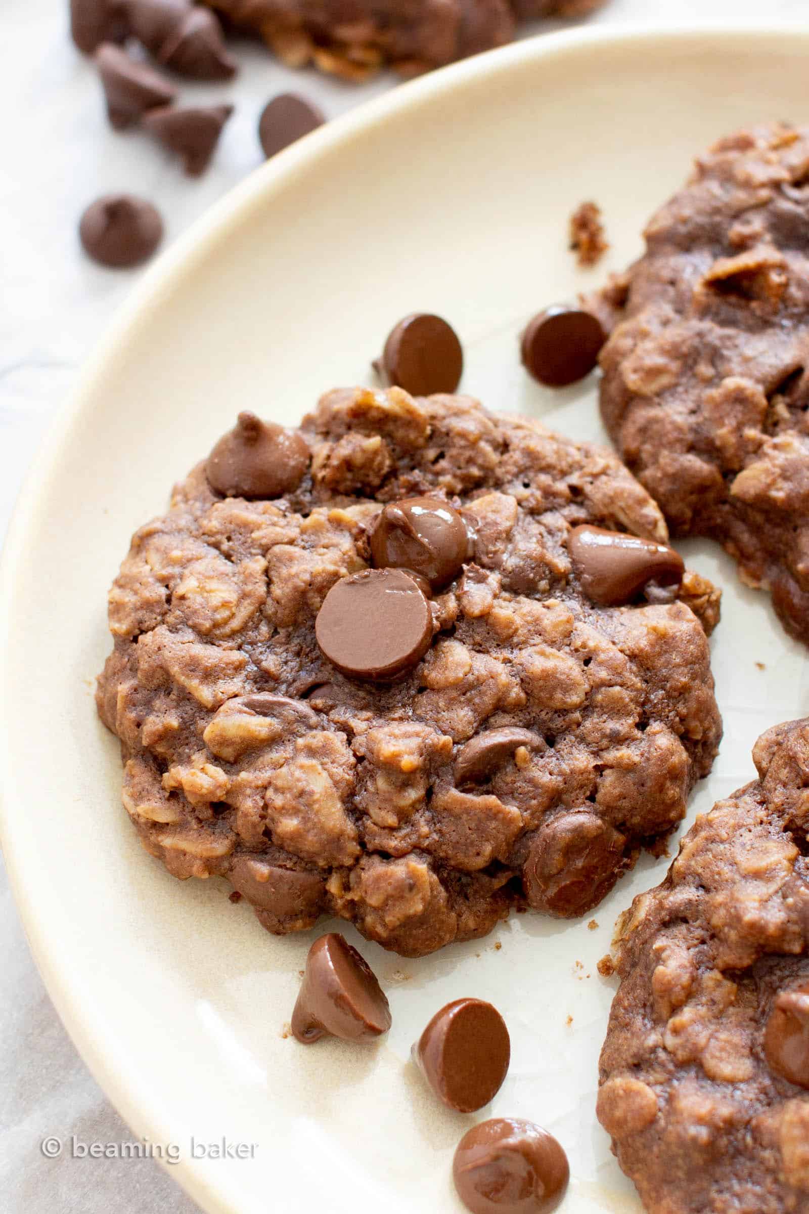Healthy Chocolate Oatmeal Cookies: the best healthy chocolate oatmeal cookies—chewy & delicious, packed with chocolate chips & made with healthy ingredients. #Healthy #Oatmeal #Cookies #Chocolate | Recipe at BeamingBaker.com