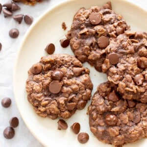 Healthy Chocolate Oatmeal Cookies: the best healthy chocolate oatmeal cookies—chewy & delicious, packed with chocolate chips & made with healthy ingredients. #Healthy #Oatmeal #Cookies #Chocolate | Recipe at BeamingBaker.com