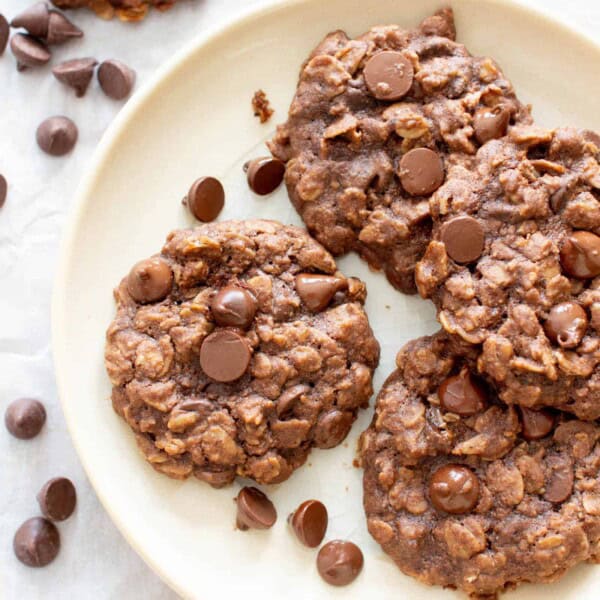 Healthy Chocolate Oatmeal Cookies: the best healthy chocolate oatmeal cookies—chewy & delicious, packed with chocolate chips & made with healthy ingredients. #Healthy #Oatmeal #Cookies #Chocolate | Recipe at BeamingBaker.com