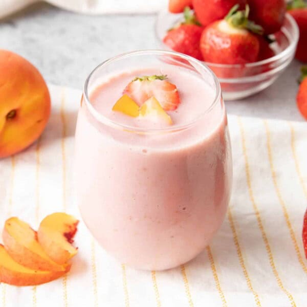 Strawberry Peach Smoothie: only 4 ingredients for a smooth, creamy Strawberry Peach smoothie bursting with healthy fruits! 5 min prep. #Strawberry #Peach #Smoothie #Smoothies | Recipe at BeamingBaker.com