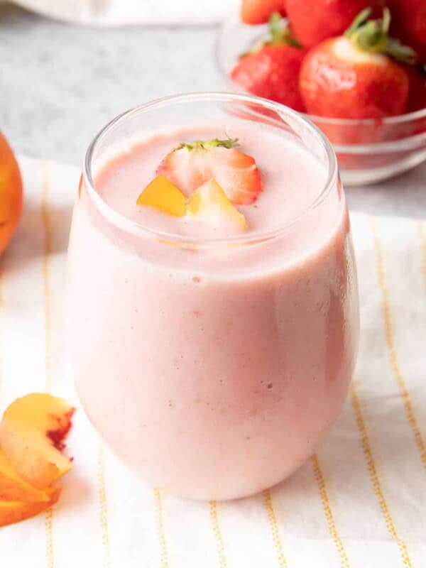 Strawberry Peach Smoothie: only 4 ingredients for a smooth, creamy Strawberry Peach smoothie bursting with healthy fruits! 5 min prep. #Strawberry #Peach #Smoothie #Smoothies | Recipe at BeamingBaker.com