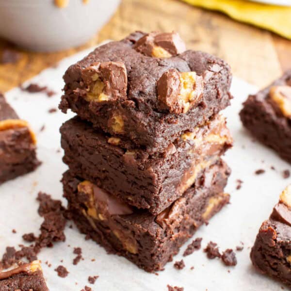 Vegan Peanut Butter Cup Brownies: moist ‘n fudgy peanut butter cup brownies! These vegan peanut butter brownies are bursting with chocolate & peanut butter cups. #PeanutButter #Brownies #VeganBrownies #Vegan | Recipe at BeamingBaker.com