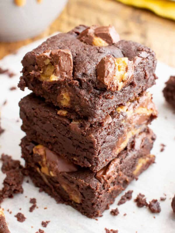 Vegan Peanut Butter Cup Brownies: moist ‘n fudgy peanut butter cup brownies! These vegan peanut butter brownies are bursting with chocolate & peanut butter cups. #PeanutButter #Brownies #VeganBrownies #Vegan | Recipe at BeamingBaker.com