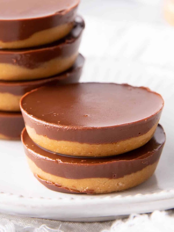 4 Ingredient Dark Chocolate Peanut Butter Cups (Vegan): an easy recipe for dark chocolate peanut butter cups that are vegan, delicious and made with simple ingredients. #Vegan #PeanutButter #DarkChocolate #PeanutButterCups | Recipe at BeamingBaker.com