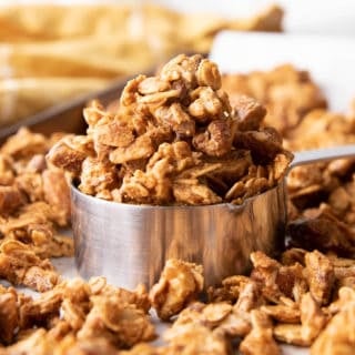 4 Ingredient Almond Butter Granola: this super easy almond butter granola recipe calls for just 4 ingredients and a few mins of prep! Healthy almond butter granola was never so easy! #AlmondButter #Granola #Healthy #Recipe | Recipe at BeamingBaker.com